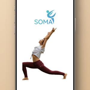 Imagen de celular con logo de soma y pose de Pilates